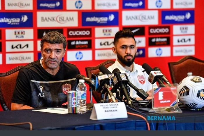 Pelatih Timnas Bahrain, Helio Sousa (kiri), dalam konferensi pers menjelang pertandingan di Kualifikasi Piala Asia 2023.