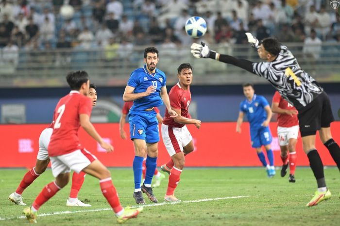 Kiper Timnas Indonesia Nadeo Argawinata (kanan) bekerja keras menghadapi Kuwait dalam Kualifikasi Piala Asia 2023.