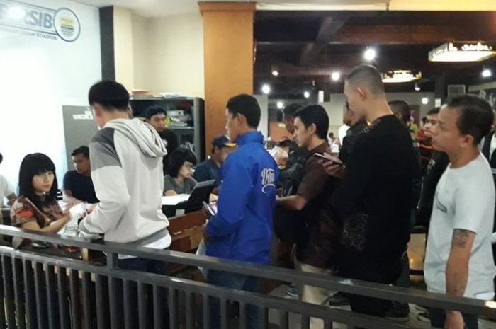 Antrean penukaran tiket di Graha Persib, Direktur PT. Persib Bandung Bermartabat Teddy Tjahjono menegaskan, hingga saat ini pihaknya selaku panitia pelaksana lokal tuan rumah Grup C, belum mengeluarkan tiket pertandingan.