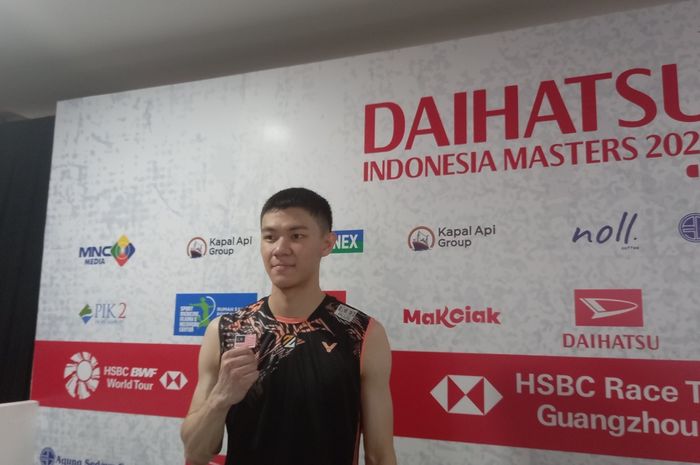 Tunggal putra asal Malaysia, Lee Zii Jia, usai kalah dari Anthony Sinisuka Ginting pada babak 8 besar Indonesia Masters 2022.