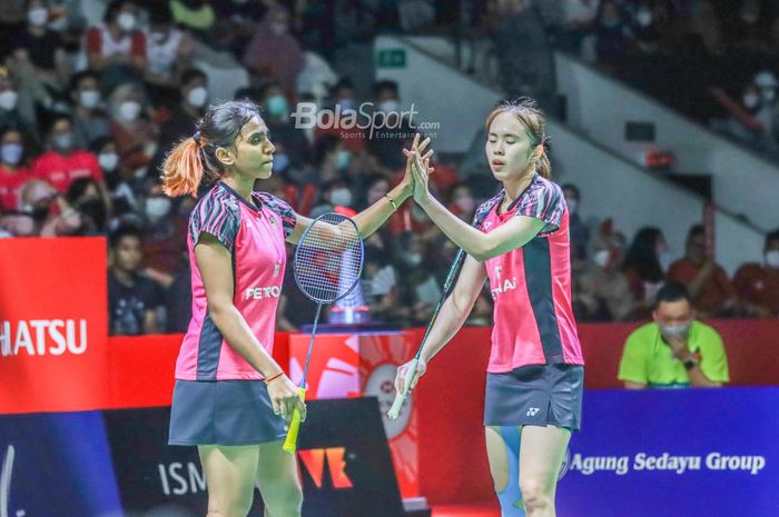 Atlet bulutangkis ganda putri Malaysia, Pearly Tan dan Thinaah Muralitharan, sedang memberikan semangat dengan simbol salaman saat bertanding di Istora Senayan, Jakarta, 11 Juni 2022.