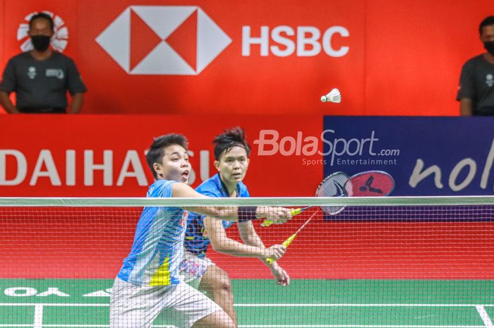 Atlet bulutangkis ganda putri Indonesia, Apriyani Rahayu dan Siti Fadia Silva Ramadhanti, sedang bertanding di Istora Senayan, Jakarta, 11 Juni 2022.