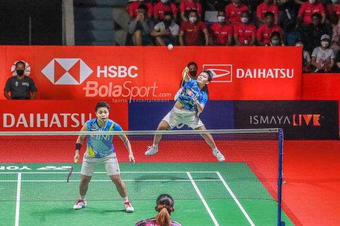 Atlet bulutangkis ganda putri Indonesia, Apriyani Rahayu dan Siti Fadia Silva Ramadhanti, sedang bertanding di Istora Senayan, Jakarta, 11 Juni 2022.