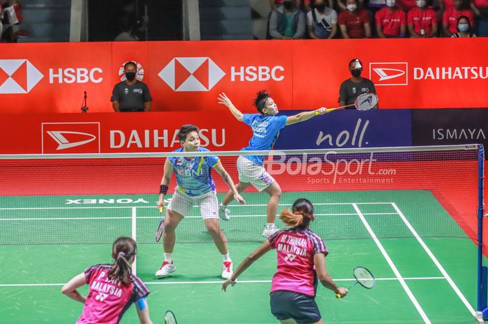 Pasangan ganda putri Indonesia, Apriyani Rahayu/Siti Fadia Silva Ramadhanti, saat melawan Pearly Tan/Thinaah Muralitharan dari Malaysia pada semifinal Indonesia Masters 2022 di Istora Senayan, Jakarta, 11 Juni 2022.