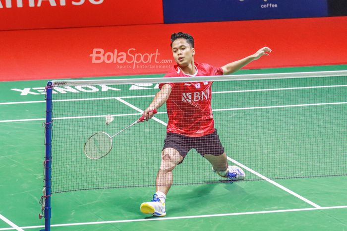 Atlet bulutangkis tunggal putra Indonesia, Anthony Sinisuka Ginting (Anthony Ginting), sedang bertanding di Istora Senayan, Jakarta pada 11 Juni 2022.