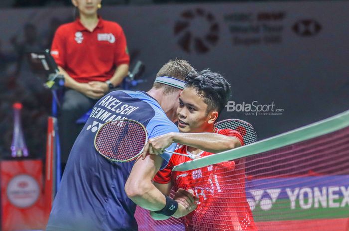 Pebulu tangkis tunggal putra Indonesia, Anthony Sinisuka Ginting (kanan), berusaha melakukan revans saat kembali menghadapi Viktor Axelsen dari Denmark (kiri) pada perempat final Indonesia Open 2022.