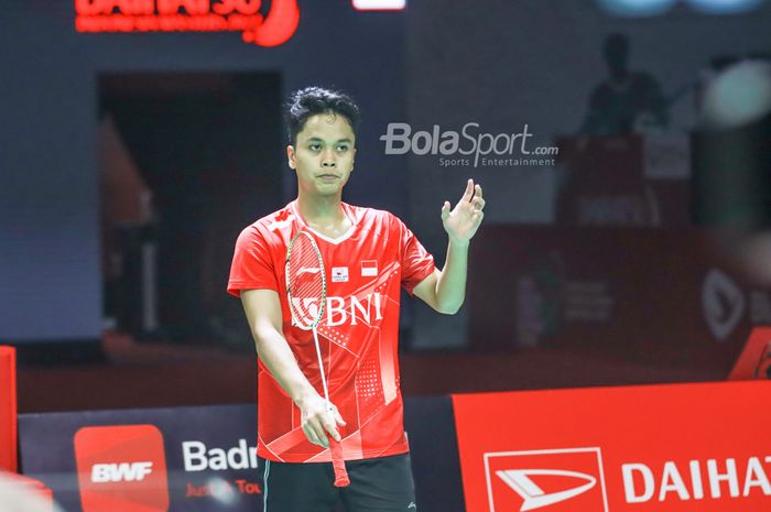 Atlet bulutangkis tunggal putra Indonesia, Anthony Sinisuka Ginting (Anthony Ginting), sedang memberikan sapaan di Istora Senayan, Jakarta pada 11 Juni 2022.