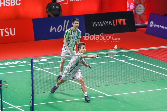 Pasangan ganda putra Indonesia, Marcus Fernaldi Gideon dan Kevin Sanjaya Sukamuljo, sedang beraksi di Istora Senayan, Jakarta, 9 Juni 2022.