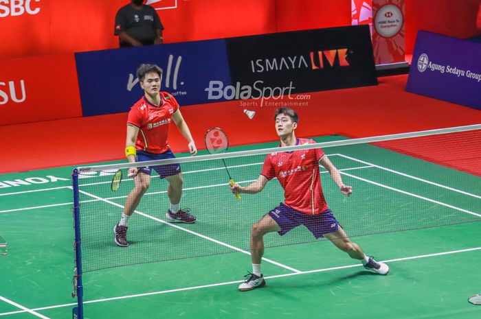 Atlet bulutangkis ganda putra China, Liang Wei Keng dan Wang Chang, sedang bertanding di Istora Senayan, Jakarta, 11 Juni 2022.