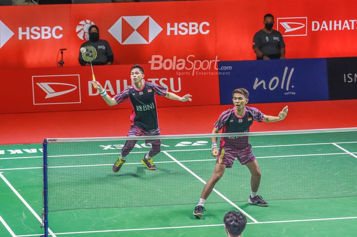 Atlet bulu tangkis ganda putra Indonesia, Fajar Alfian dan Muhammad Rian Ardianto, sedang bertanding di Istora Senayan, Jakarta, 11 Juni 2022.