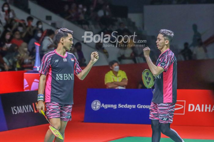 Atlet bulu tangkis ganda putra Indonesia, Fajar Alfian dan Muhammad Rian Ardianto, sedang merayakan keberhasilan di Istora Senayan, Jakarta, 11 Juni 2022.