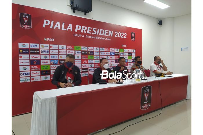 Konferensi pers yang dihadiri Iwan Setiawan (wakil ketua PSSI), Mochamad Iriawan (Ketua Umum PSSI), Zainudin Amali (Menpora RI),  Irjen. Pol. Drs. Ahmad Luthfi, S.St.Mk., S.H (Kapolda Jawa Tengah), Achmad Hadian Lukita (Direktur PT Liga Indonesia Baru) di Stadion Manahan, Solo, Sabtu (11/6/2022)