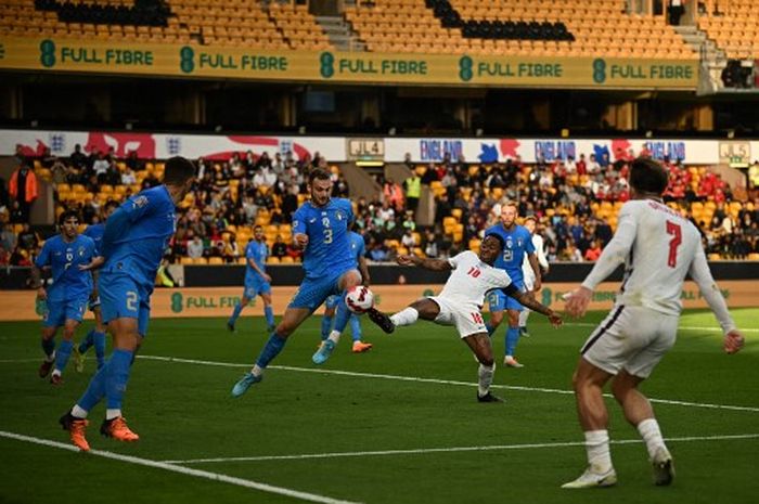 Bek Italia, Federico Gatti berduel dengan penyerang sayap Inggris, Raheem Sterling dalam laga Liga A Grup 3 UEFA Nations League