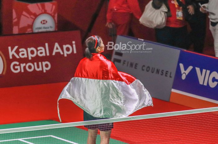 Greysia Polii berbalut bendera Merah Putih di Istora Senayan, Jakarta, 12 Juni 2022.
