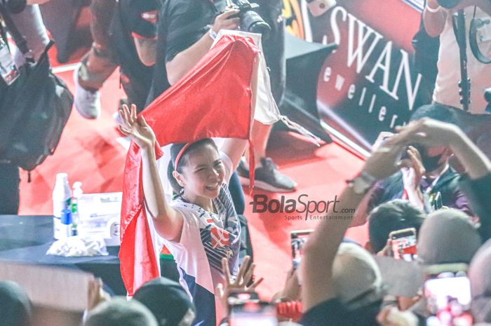 Pebulu tangkis ganda Indonesia, Greysia Polii, memberikan salam kepada para fan dalam seremoni perpisahannya di Istora Gelora Bung Karno, Senayan, Jakarta, 12 Juni 2022.