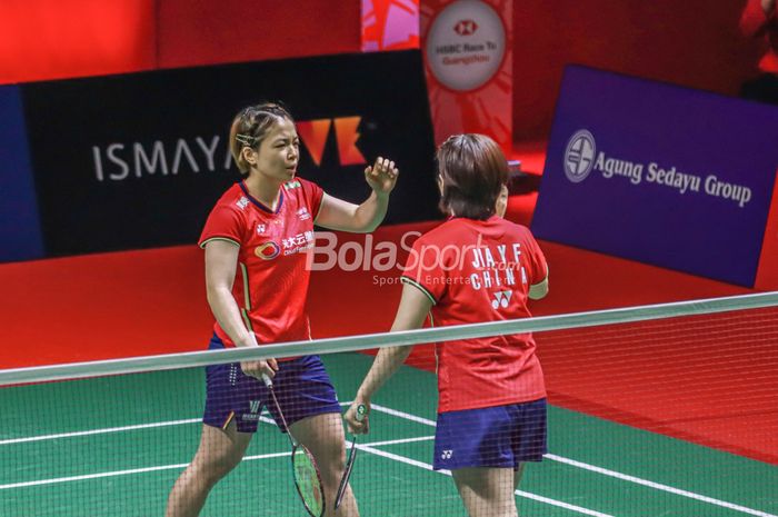 Atlet bulutangkis ganda putri China, Chen Qing Chen dan Jia Yifan, sedang mengepal tangan tanda keberhasilannya saat bertanding di Istora Senayan, Jakarta, 12 Juni 2022.