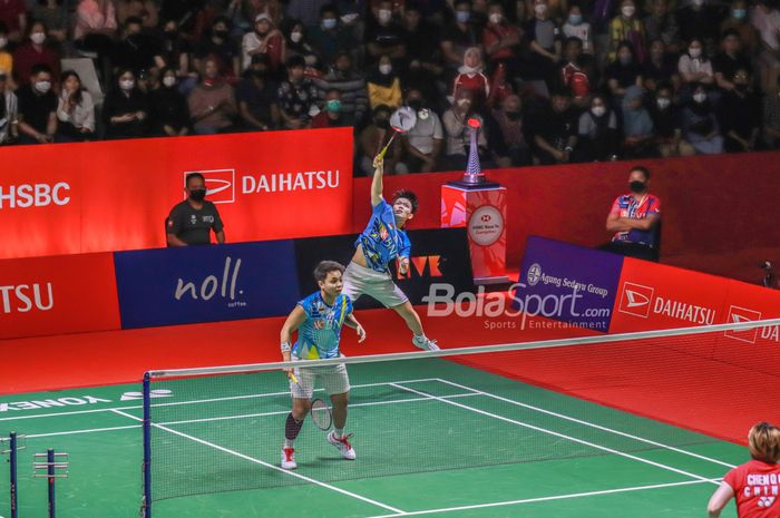 Atlet bulutangkis ganda putri Indonesia, Apriyani Rahayu dan Siti Fadia Silva Ramadhanti, sedang bertanding di Istora Senayan, Jakarta, 12 Juni 2022.