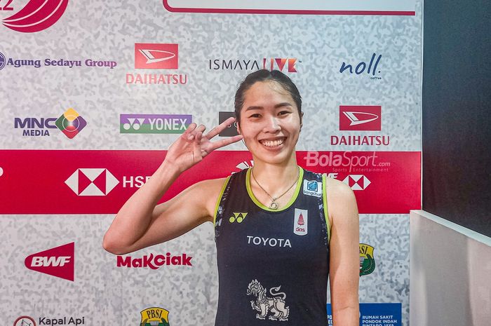 Tunggal putri asal Thailand, Ratchanok Intanon, usai kalah dari Chen Yu Fei (China) pada final Indonesia Masters 2022 di Istora Senayan, Jakarta, Minggu (12/6/2022). 