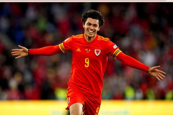 Winger timnas Wales, Brennan Johnson, merayakan gol ke gawang timnas Belgia pada ajang UEFA Nations League di Cardiff City Stadium, Sabtu (11/6/2022).