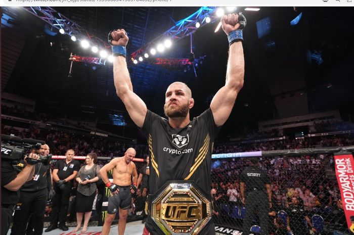 Jiri Prochazka setelah dinobatkan sebagai juara baru usai merebut sabuk juara kelas berat ringan UFC dari tangan Glover Teixeira pada UFC 275 di Singapore Indoor Stadium, Minggu (12/6/2022).