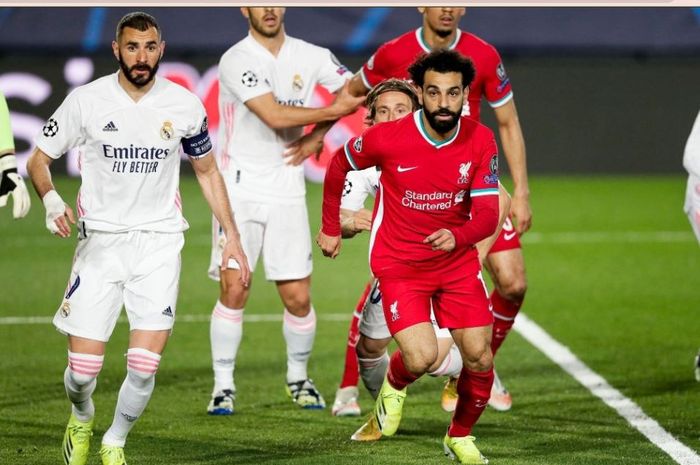 Karim Benzema (kiri) dan Mohamed Salah (kanan) dalam pertandingan antara Liverpool dan Real Madrid pada ajang Liga Champions 2020-2021.