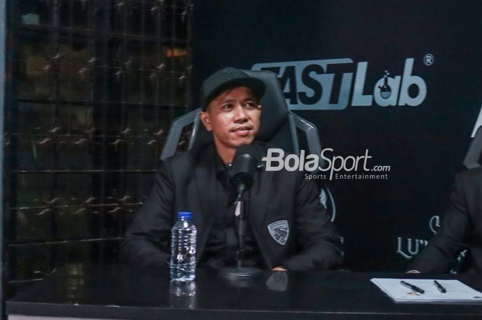 Pelatih Pendekar United, Wahyu Trianto, saat sedang memberikan keterangan kepada awak media di markas kawasan Pondok Indah, Jakarta Selatan, 13 Juni 2022.