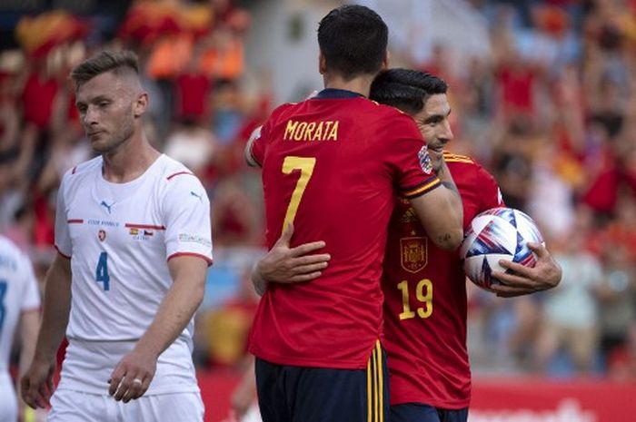 Carlos Soler (kanan) cetak gol timnas Spanyol ke gawang Rep Ceska pada duel UEFA Nations League di La Rosaleda, Malaga (12/6/2022).