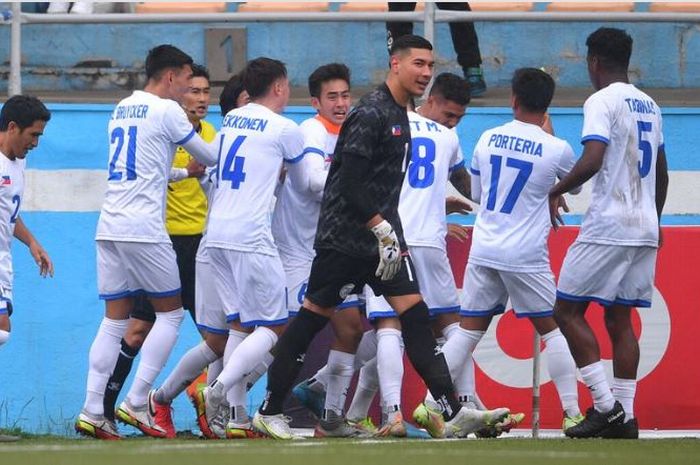 Para pemain Timnas Filipina merayakan gol Gerrit Holtman pada laga melawan Mongolia