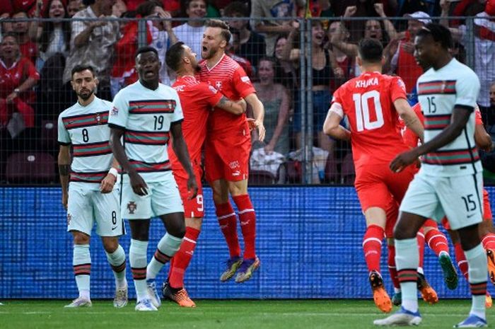 Penyerang timnas Swiss, Haris Seferovic, merayak golnya ke gawang timnas Portugal pada matchday keempat Liga A Grup 2 UEFA Nations League di Stade de Geneve, Minggu (12/6/2022).