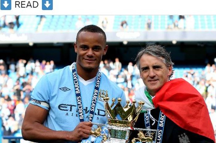 Vincent Kompany dan Roberto Mancini memegang trofi Premier League saat membela Manchester City.