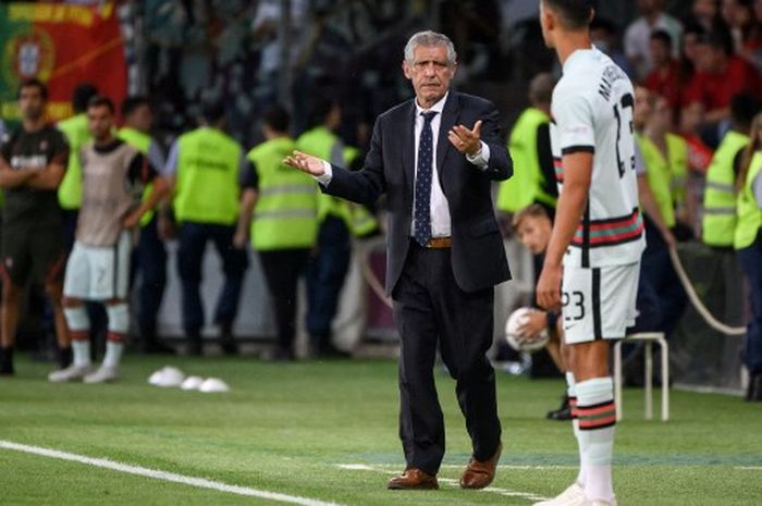 Pelatih timnas Portugal, Fernando Santos, berkomunikasi dengan Matheus Nunes dalam laga Liga A Grup 2 UEFA Nations League kontra timnas Swiss di Stadion Stade de Geneve, 12 Juni 2022.