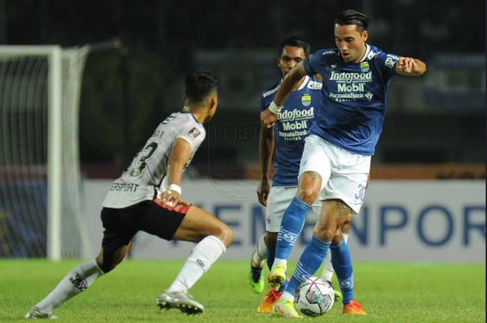 Suasanya pertandingan antara Bali United melawan Persib Bandung pada laga penyisihan Grup C Piala Presiden 2022 di Stadion Gelora Bandung Lautan Api (GBLA), Minggu (12/6/2022).