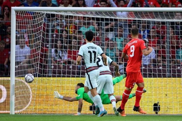 Striker timnas Swiss, Haris Seferovic, mencetak gol ke gawang timnas Portugal yang menjadi rekor gol tercepat di UEFA Nations League.