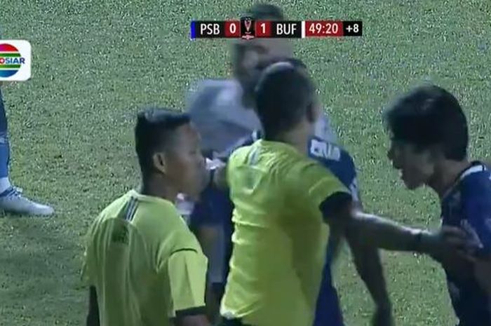 Pemain Persib memprotes keputusan wasit dalam insiden Leonard Tupamahu saat melawan Bali United (12/6/2022). 