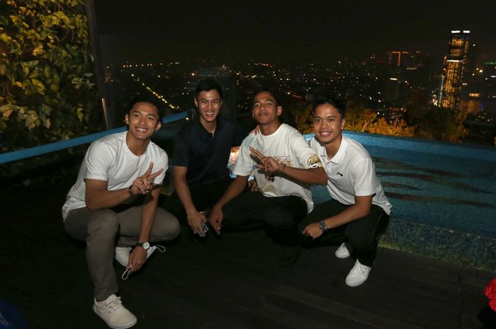 Pilar tunggal putra Indonesia , Jonatan Christie, Shesar Hiren Rhustavito, Chico Aura Dwi Wardoyo, dan Anthony Sinisuka Ginting pada acara gala dinner di Sky Garden Menara BCA, Jakarta Pusat, Minggu (12/6/2022) malam.