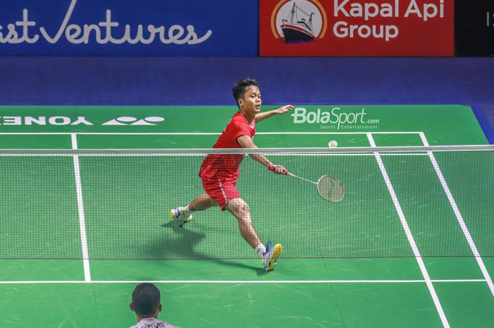 Atlet bulutangkis tunggal putra Indonesia, Anthony Sinisuka Ginting (Anthony Ginting), sedang bertanding di Istora Senayan, Jakarta pada 14 Juni 2022.