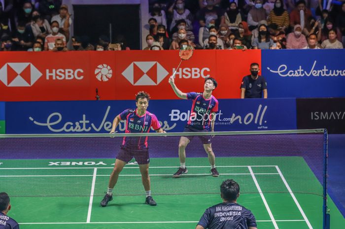 Pasangan ganda putra Indonesia, Marcus Fernaldi Gideon dan Kevin Sanjaya Sukamuljo, sedang beraksi di Istora Senayan, Jakarta, 14 Juni 2022.