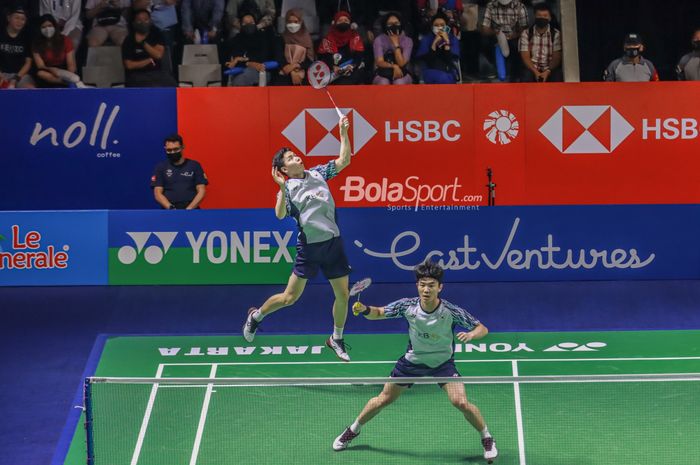 Atlet bulutangkis ganda putra Indonesia, Kang Min-hyuk dan Seo Seung-jae, sedang bertanding di Istora Senayan, Jakarta, 14 Juni 2022.