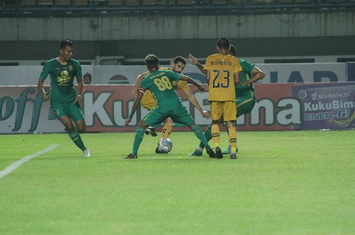 Suasana pertandingan antara Bhayangkara FC melawan Persebaya Surabaya di Stadion Gelora Bandung Lautan API (GBLA), Bandung, Senin (13/6/2022).