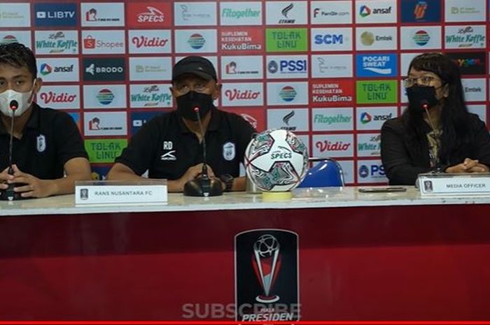 Pelatih dan Pemain RANS Nusantara, Rahmad Darmawan (Tengah) dan Hamdan Zamzani (Kiri) pada sesi konferensi pers sebelum laga melawan Barito Putera di ajang Piala Presiden 2022, Selasa (14/6/2022).