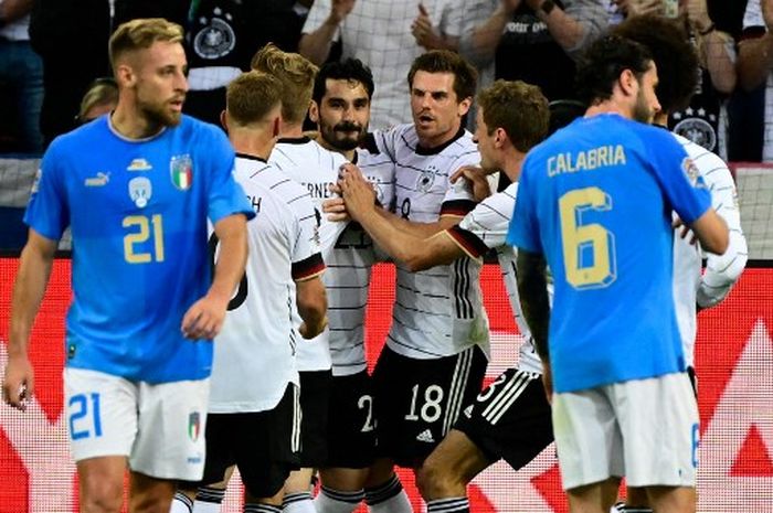 Gelandang timnas Jerman, Ilkay Guendogan, merayakan gol ke gawang timnas Italia pada ajang UEFA Nations League, Selasa (14/6/2022).