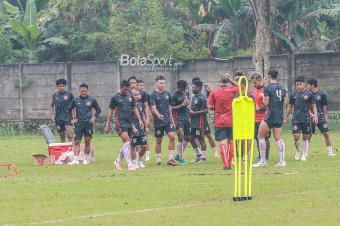 Sejumlah pemain Persija Jakarta (skuat Persija/skuad Persija) sedang berlatih di Lapangan Nirwana, Sawangan, Jawa Barat, 15 Juni 2022.