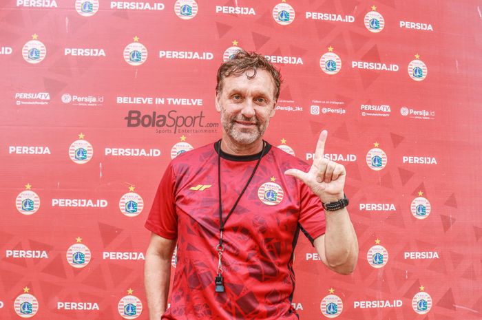 Pelatih Persija Jakarta, Thomas Doll, nampak berpose saat ditemui di Lapangan Nirwana Park, Sawangan, Jawa Barat, 15 Juni 2022.