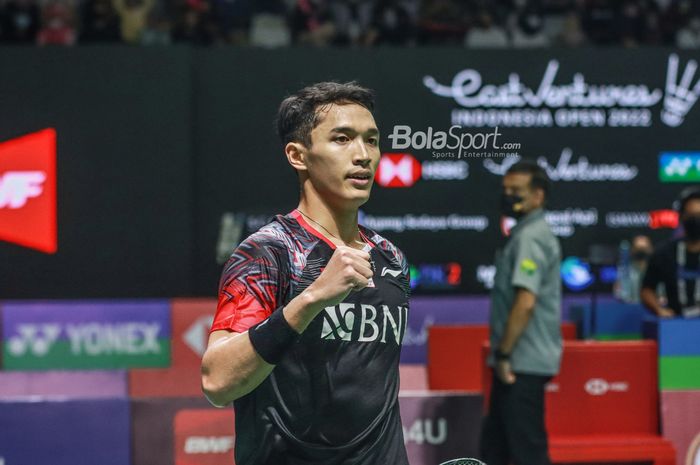 Atlet bulu tangkis tunggal putra Indonesia, Jonatan Christie, sedang mengepalkan tangannya pasca menorehkan keberhasilan saat berlaga di Istora Senayan, Jakarta pada 15 Juni 2022.