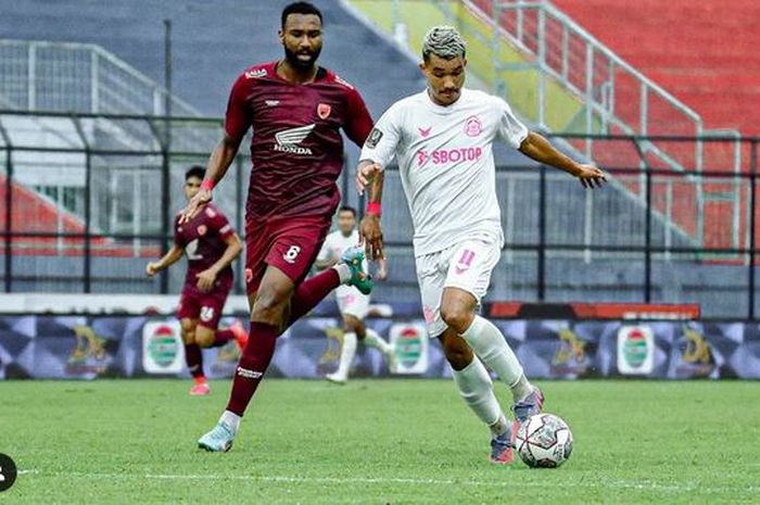 Bruno Tocantins (Kanan) berebut bola dengan Yuran Fernandes (Kiri) di pertandingan Grup D Piala Presiden 2022 antara PSM Makassar vs Persikabo 1973, Rabu (15/6/2022).