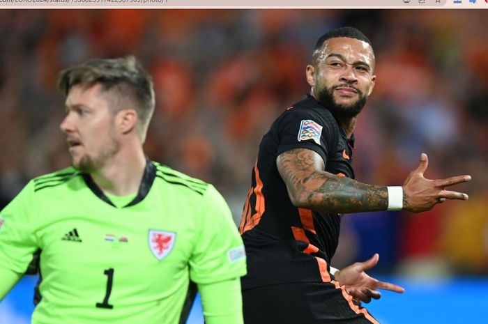 Penyerang timnas Belanda, Memphis Depay, merayakan golnya ke gawang timnas Wales pada ajang UEFA Nations League, Selasa (14/6/2022).