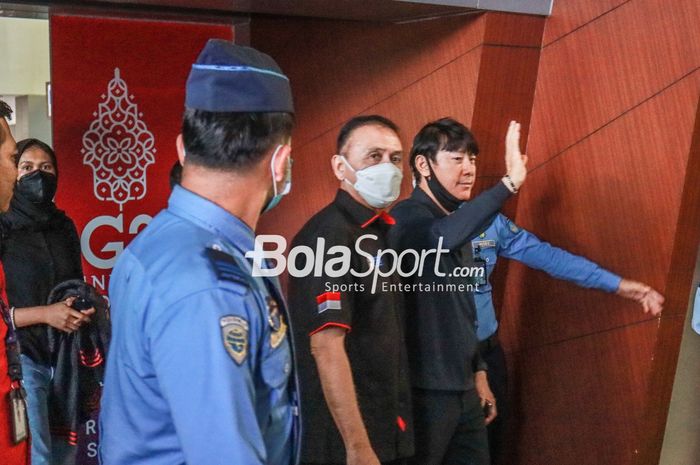 Ketua Umum PSSI, Mochamad Iriawan (kiri), nampak menemani Shin Tae-yong selaku pelatih timnas Indonesia tiba di Bandara Soekarno Hatta, Tangerang, Banten, 16 Juni 2022.