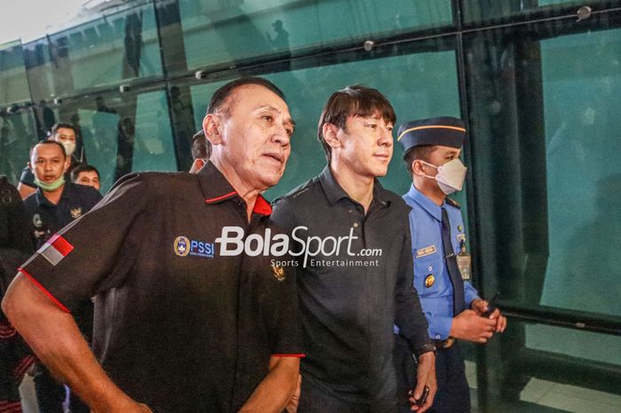 Ketua Umum PSSI, Mochamad Iriawan (kiri), nampak menemani Shin Tae-yong (kanan) selaku pelatih timnas Indonesia tiba di Bandara Soekarno Hatta, Tangerang, Banten, 16 Juni 2022.