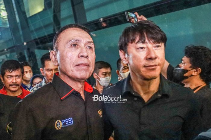 Ketua Umum PSSI, Mochamad Iriawan (kiri), nampak menemani Shin Tae-yong (kanan) selaku pelatih timnas Indonesia tiba di Bandara Soekarno Hatta, Tangerang, Banten, 16 Juni 2022.