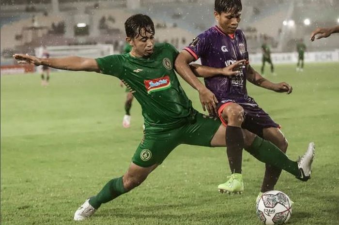 Laga antara Persita Tangerang vs PSS Sleman yang berlangsung di Stadion Manahan, Solo, Jawa Tengah, diguyur hujan deras. Kamis (16/6/2022).